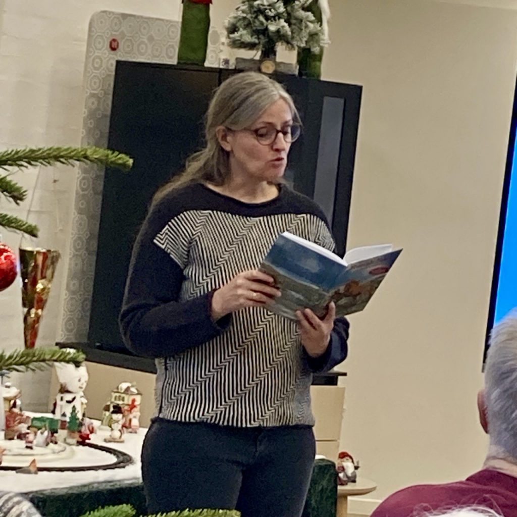 Mette Bærbach Bas løser højt af julebogen om nissen Rumlebum
